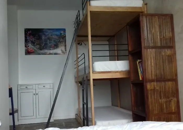 L'atelier Du Tailleur A 5 Mn Du Puy Du Fou Chambretaud